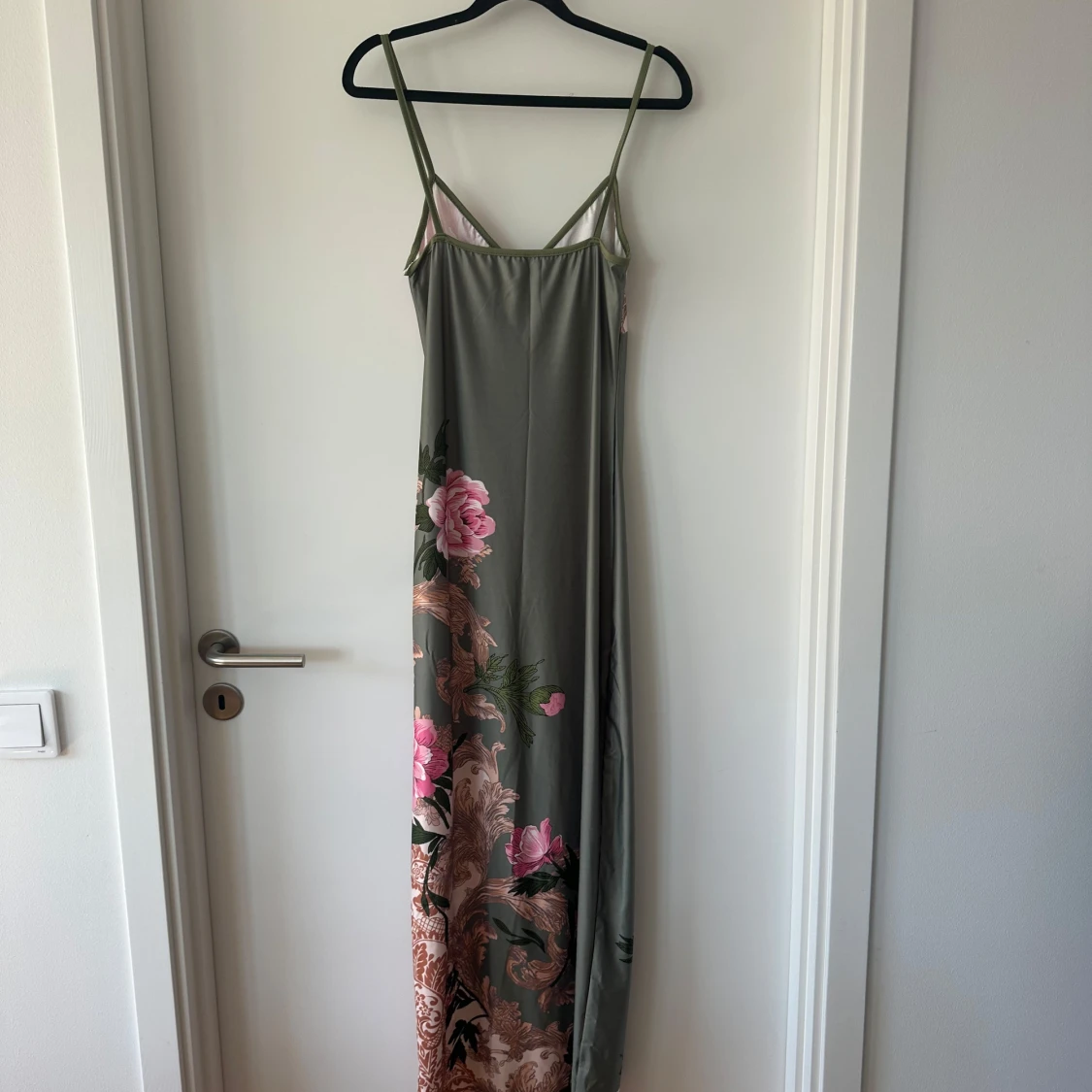 Lång blommig klänning med smala axelband - 1