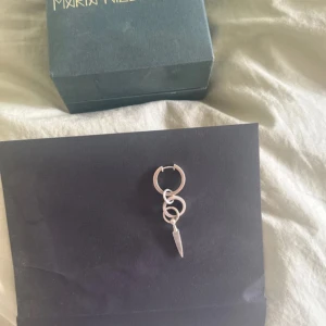Maria Nilsdotter Chaos Queen örhänge silver - Ett super fint chaos queen örhänge ifrån Maria Nilsdotter ❣️ Super fint skick, box och kvitto medföljer ❣️❣️