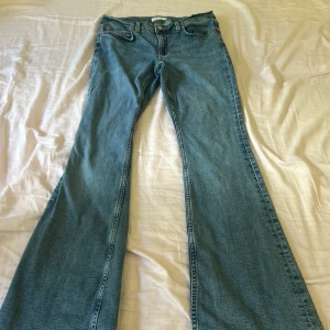 Bootcut jeans från Gina Tricot, blå - Säljer ett par klassiska blå bootcut jeans från Gina Tricot, modell Perfect Jeans. De har normal passform, fem fickor och snyggt utsvängda ben. Perfekta till sneakers eller boots. Materialet är mjukt denim i bomull. Säljer dessa för att du är lite förstora på mig jag köpte de för 400kr och har andvänt de typ 3 gånger❤️