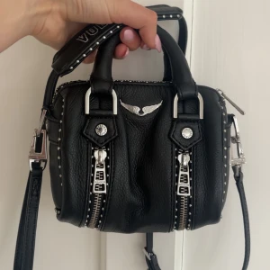 Zadig & Voltaire sunny bag - Jättefin väska som jag köpt för 2 år sen och som använts sparsamt. Mycket fint skick och inget har gått sönder eller börjat rosta.