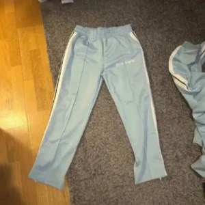 Palm Angels ljusblå trackpants L - Fick dem nyligen men dem passade inte på mig, jätte fina och bra kvalitet, priset går att diskuteras