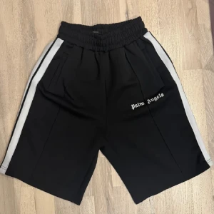 Palm angle shorts - Storlek M svart men kan passa med storlek L