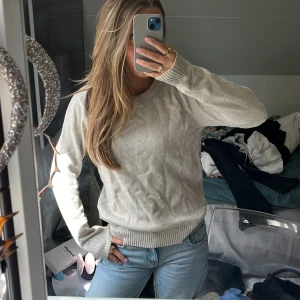 Beige stickad tröja från Vila XS - Supermjuk beige stickad tröja från Vila i storlek XS. Tröjan har rund halsringning, ribbade muddar och passar till allting! Klicka gärna på ”köp nu”!