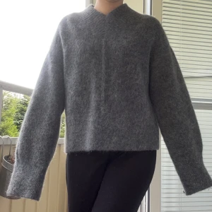Grå stickad tröja - Jätte mjuk grå stickad tröja från H&M i ull & mohair mix. Strl XS men sitter oversized på mig som har XS/S. Använd fåtal ggr så i mycket bra skick!  32% Ull 32% Mohair 33% Polyamid 3% Elastan  Kom med prisförslag allt ska bort! Har bundle rabatt❣️