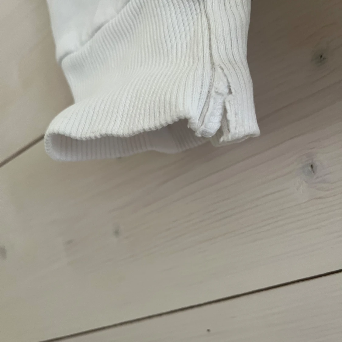 Vit hoodie från Denim Day med tryck - 1