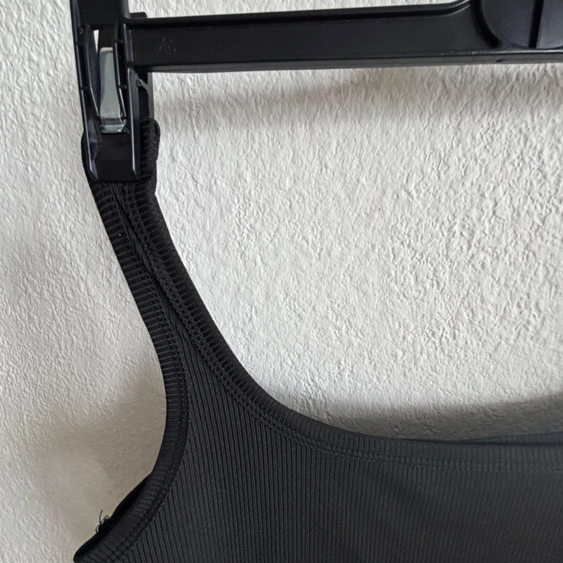 Svart ribbad ärmlös klänning - 2