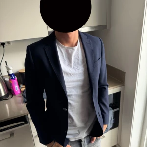 Riley kavaj, marin blå - Marin blå Riley kavaj från Brothers. Sparsamt använd och inga skador. 