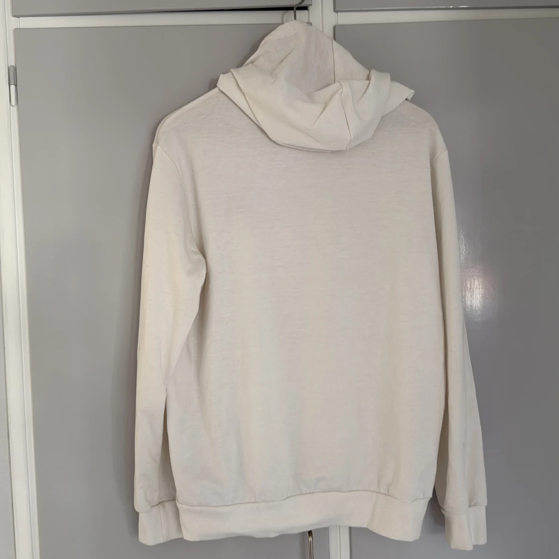 Vit hoodie från SHEIN med broderad logga - 1