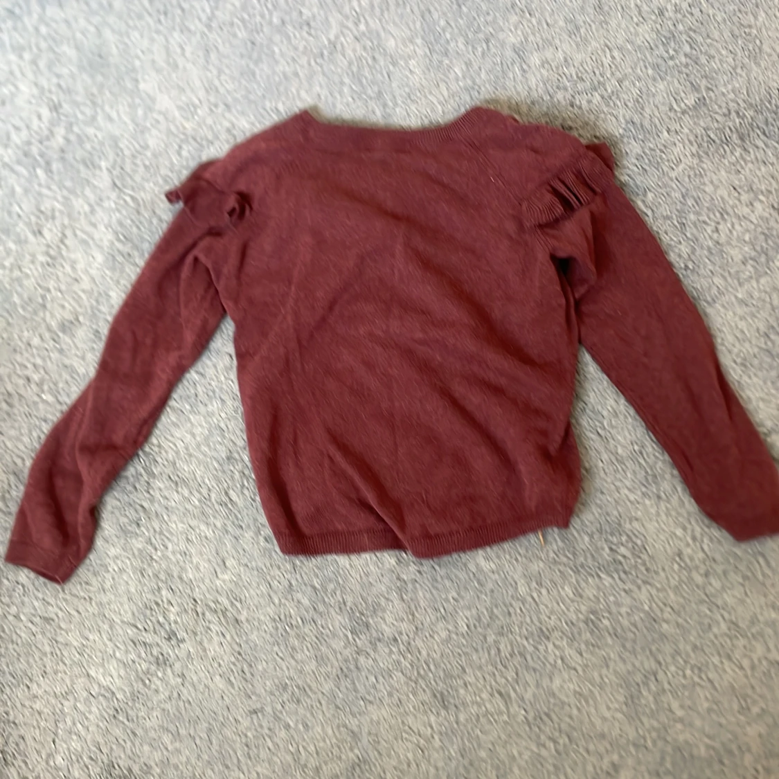 Vinröd tröja med volang från H&M - 1