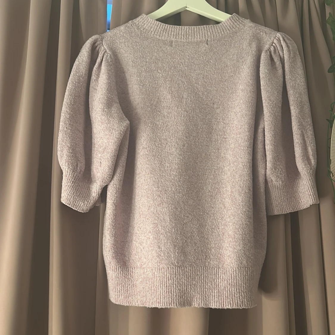 Ljuslila stickad tröja med puffärm - 1