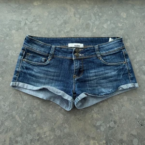 Lågmidjade jeans shorts  - Väldigt snygga shorts som tyvärr inte passar mig och har därför ingen bild på! Midjemått tvärsöver:39-40cm Midjehöjd: 18cm💕