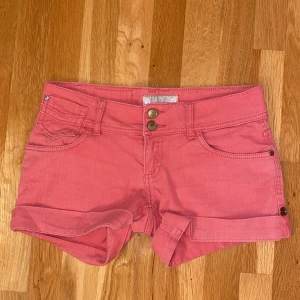 Jeansshorts💘💘 - Ett par korall färgade jeansshorts i storlek 38 som jag köpt secondhand🥰
