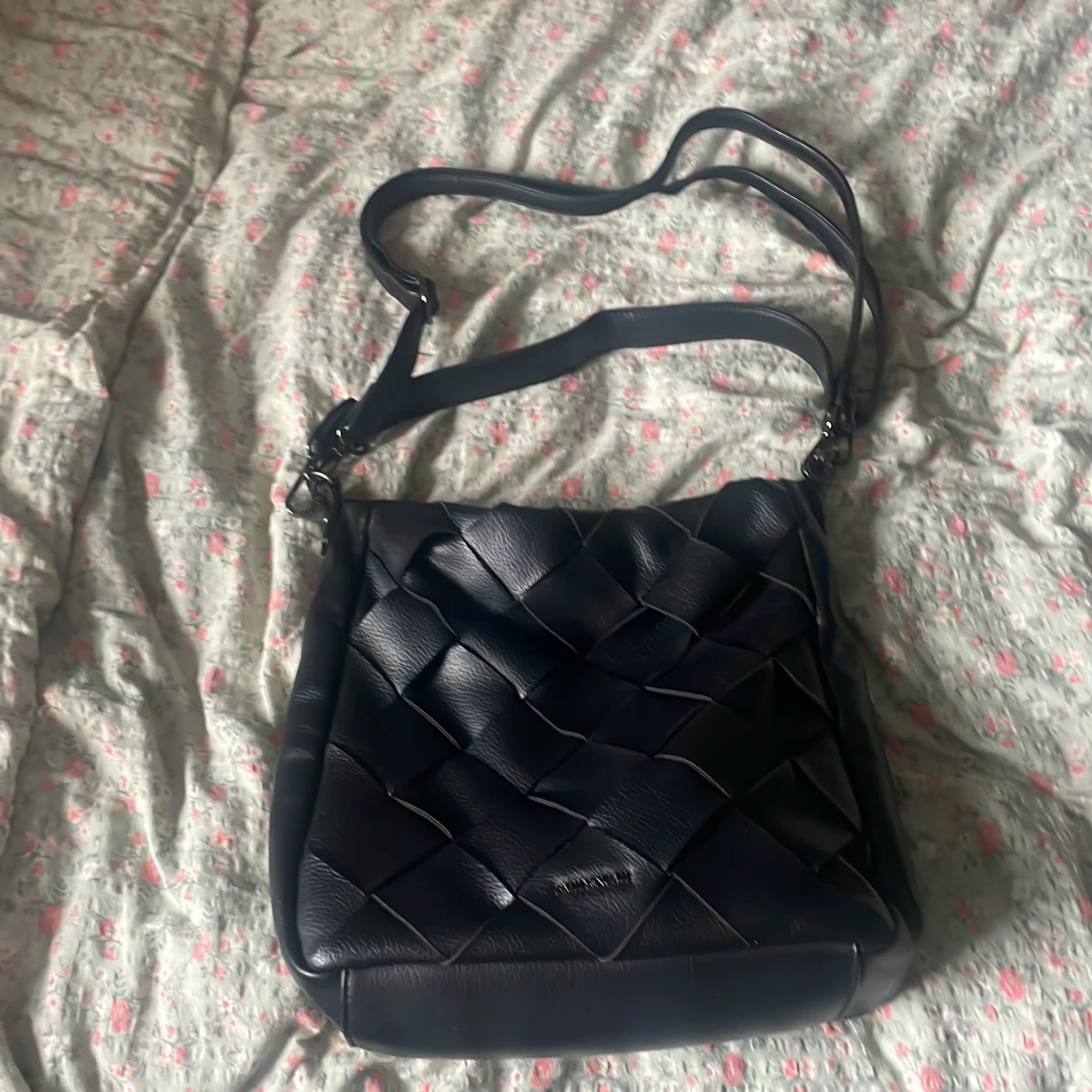 Svart axelväska i flätat skinn från emily&noah