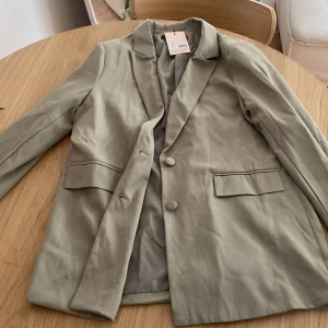 Grön kavaj - Helt oanvänd grön kavaj från missguided, är i oversized passform 