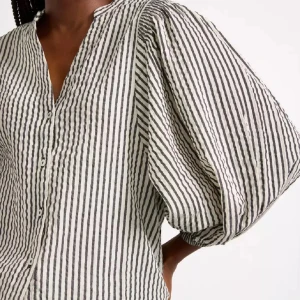 Randig blus med puffärm från LINDEX - Snygg randig blus från LINDEX i beige och svart med ballongärmar och v-ringning. Aldrig använd