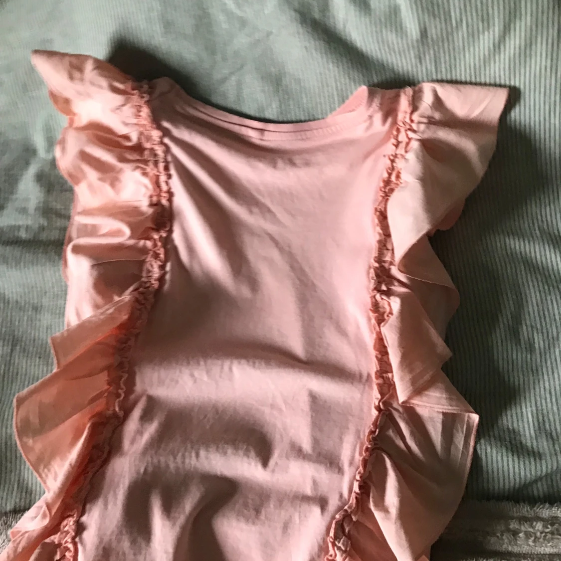 Rosa volangblus med kort ärm - 1