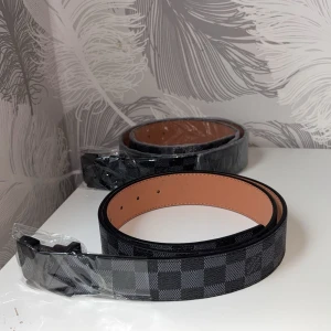 Svart rutig bälte/skärp - Fin svart rutig bälte, vi säljer 3st i denna modell. 199kr styck. Tveka inte att dm:a vid intresse!  OBS Priserna är redan låga försök inte sänka ännu mer❗️