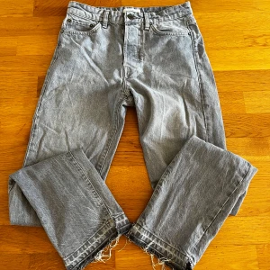 Grå jeans från Jack & Jones custom flared - Säljer ett par grå jeans från Jack & Jones  som e custom flared som jag har gjort 👖👖👖👖👖de storlek 27 28 i midjan och 32 i längd