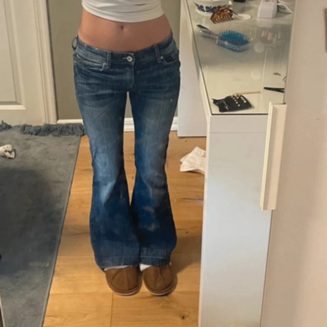 Blå bootcut jeans låg midja