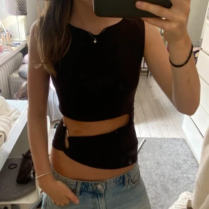 Svart croppad ärmlös topp - Bra skick 