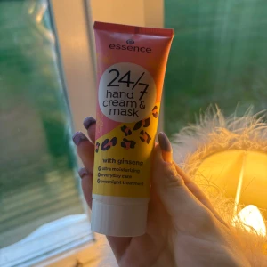 Essence 24/7 handkräm & mask - Essence 24/7 handkräm & mask med ginseng i en färgglad tub med leopardmönster. Innehåller 75 ml och ger ultra återfuktning, perfekt för daglig vård eller som nattmask. Tuben är rosa och gul med vit kork och har en mjuk, krämig formula.