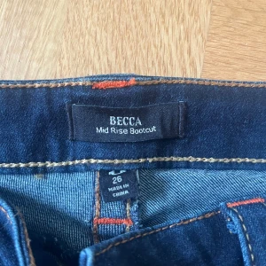 True Religion bootcut jeans mörkblå - Säljer ett par Mörkblå True Religion jeans i modellen Becca i storlek 26. Säljer dom pågrund av att dom inte har andvänds. Vid intresse hör av er💕