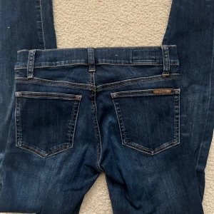 Mörkblå jeans från Polo Ralph Lauren - Snygga mörkblå jeans från Polo Ralph Lauren med klassisk femficksdesign och diskret Polo-detalj på bakfickan.