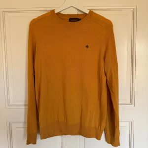 Gul Morris tröja  - Snygg gul stickad tröja från Morris i merinoull. Säljer den då den har blevit för liten och bara ligger i garderoben. Dock så har en liten tråd åkt ut (som borde gå och trycka tillbaks med en nål) samt några mörkare prickar som inte syns så tydligt när man har den på sig, men syns på bild 4. 