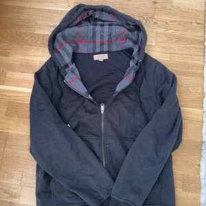Svart burberry zip up hoodie - Bara använd ett par gånger finns inget fel med den