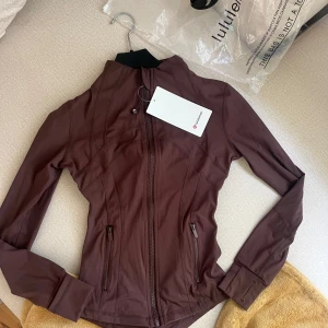 Brun träningsjacka från Lululemon - Storlek 2, nyskick. Pris går EJ att diskutera!🌸