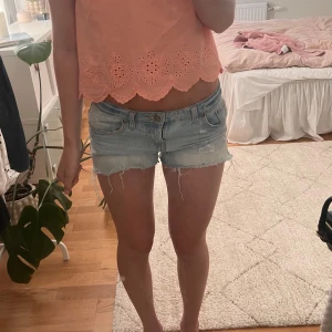 Lågmidjade jeansshorts  - Supersnygga ljusblå lågmidjade jeansshorts i mycket bra skick! Det stor storlek 32 i shortsen men de passar mig som vanligtvis har st 34-36, måtten finns bland bilderna💞