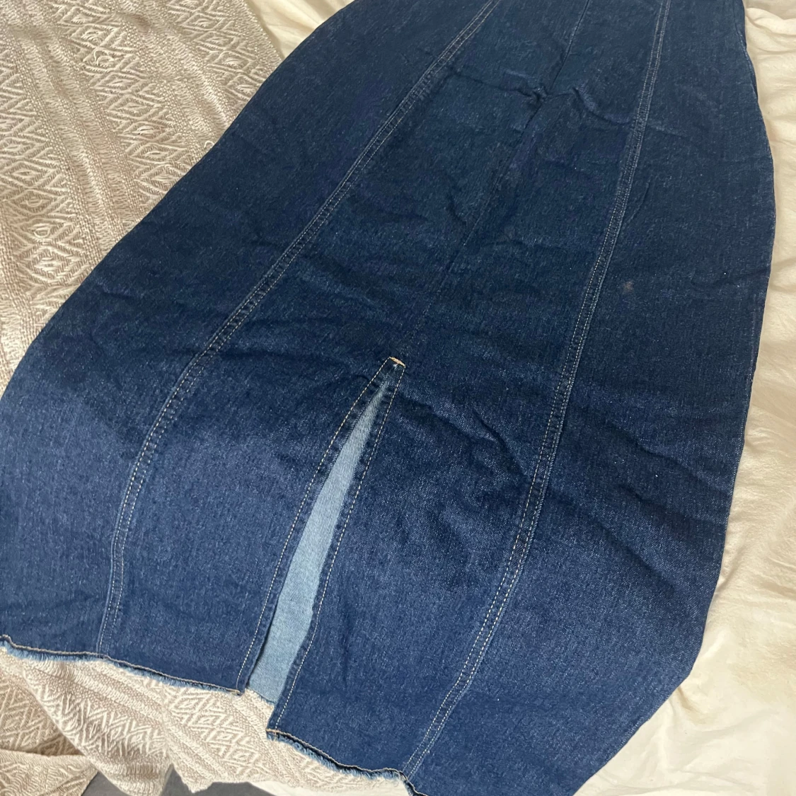 Mörkblå lång jeanskjol med slits - 1