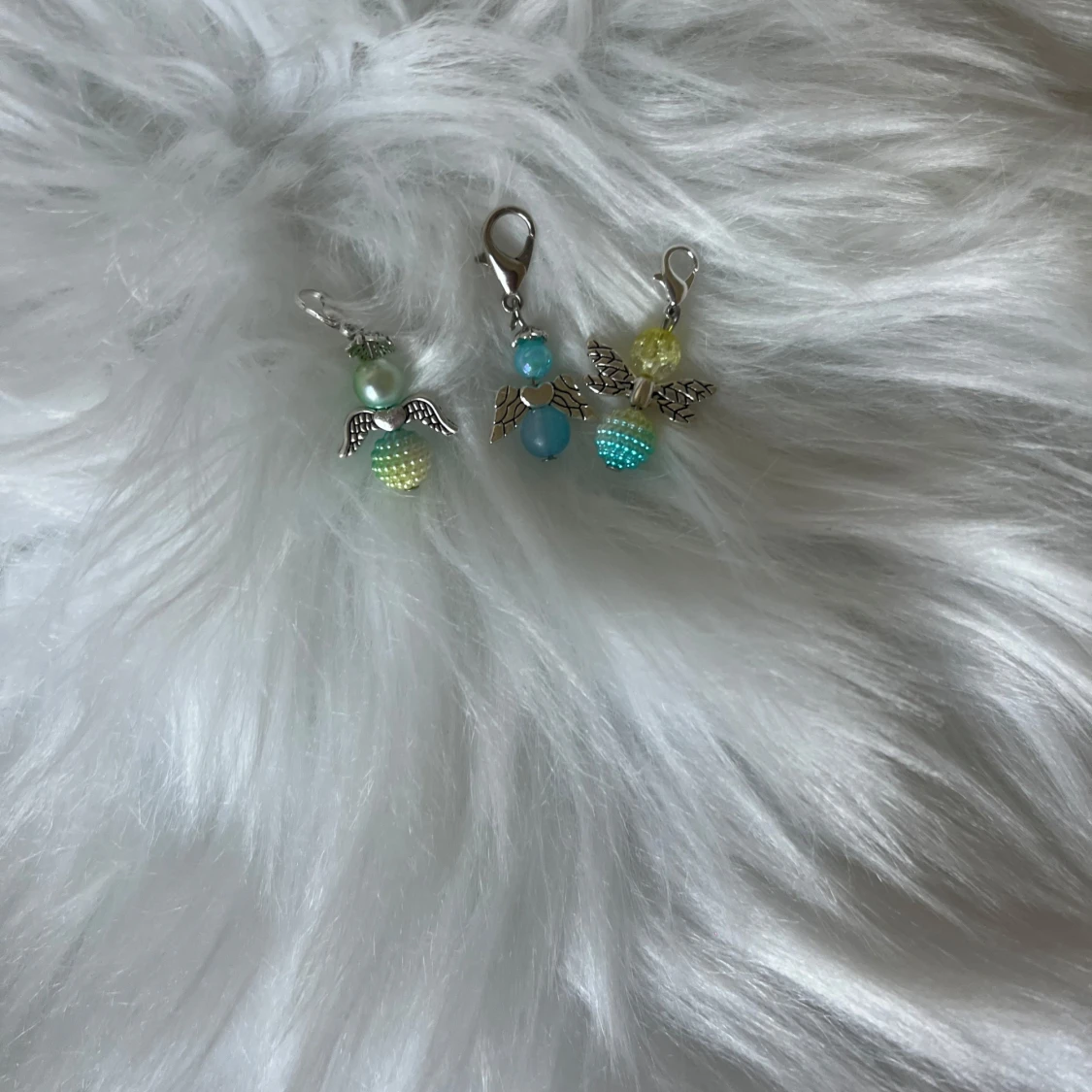 Färgglada ängelberlocker i pärlor - 1