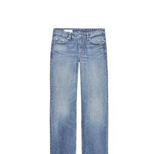 Populära Lågmidjade Zara jeans - Säljer dessa nu slutsålda, helt nya raka lågmidjade jeans med lappen kvar, endast testade en gång men säljer för att jag har för många jeans. Köptes för 450 sek