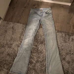 Bootcut Jeans - Använda fåtal gånger. De är från gina tricot och i strl 34. Low waisted jeans