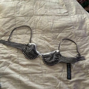 Ny Bikinitopp, rutig - Helt ny bikinitopp, aldrig använd eftersom den är för liten för mig. Passar nog en A/B kupa.