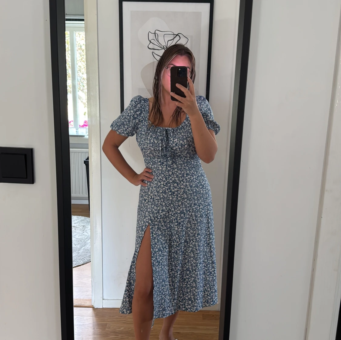 Blommig blå långklänning med slits