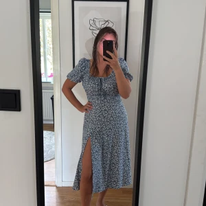 Blommig blå långklänning med slits - Blommig klänning med slits, storlek S😊