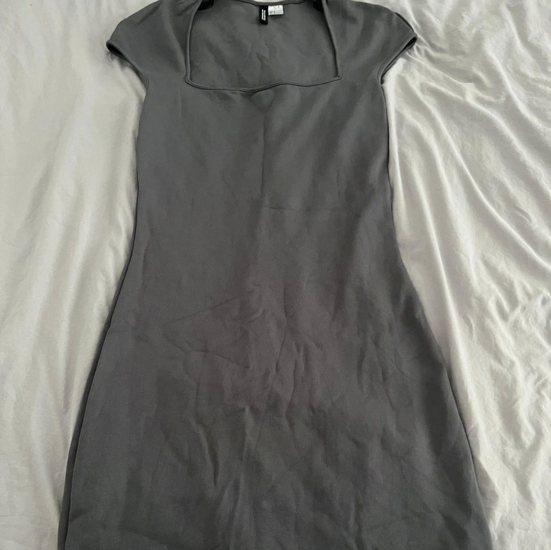 Grå kortklänning från Stradivarius