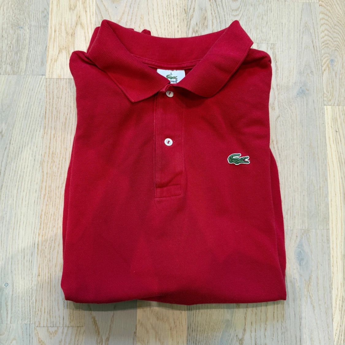 Röd pikétröja från Lacoste