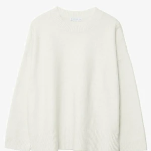 Vit stickad tröja  - Stickad tröja från stradivarius men köpt på  Zalando. Soft-touch modellen, strl S, helt slutsåld på hemsidan. Normala defekter efter användning (såsom ex nopprig) 