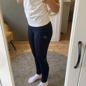 Blå ridleggings från Kingsland XS - Säljer ett par svarta ridleggings från Kingsland i storlek XS. De är högmidjade med bred resår i midjan, har diskret logga på sidan och silikonmönster på baksidan för extra grepp. Perfekta för ridning och riktigt sköna att ha på sig.