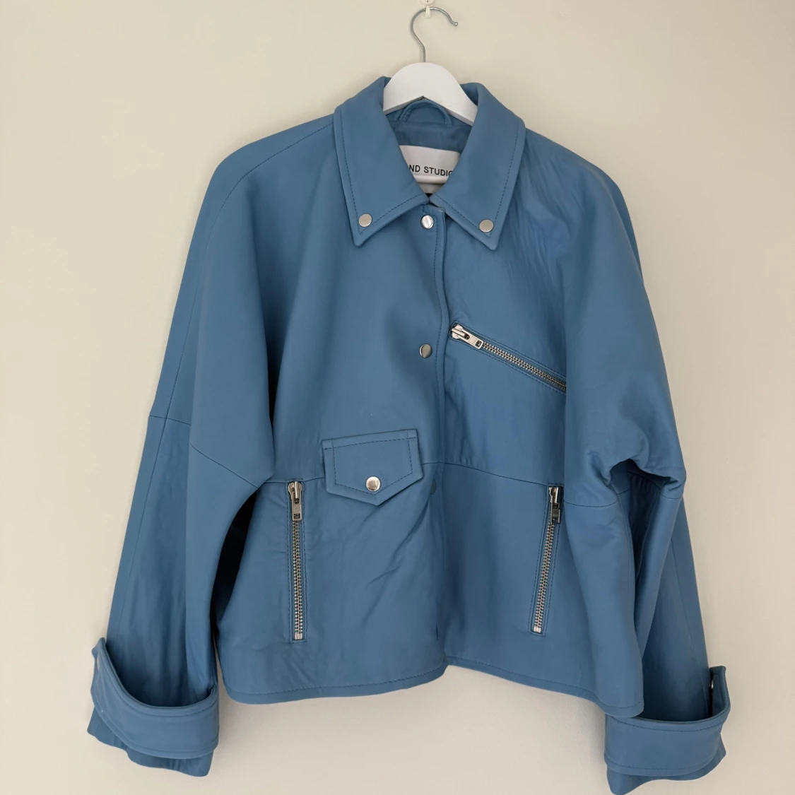 Blå skinnjacka från Stand Studio