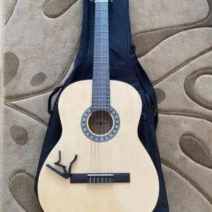 Gitarr - Hej!😁 Säljer min väldigt fina gitarr på grund av att jag inte inte är i behov med att spela den längre. Den köpptes för cirka 1250kr och priset som jag säljer är för  299kr. Capo och gitarrfodral ingår. Träffas väldigt gärna vid Stockholm 