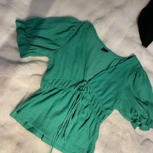 Grön blus - Grön topp från gina! Super snygg, säljer då de inte är min färg 🤍