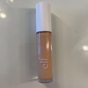 e.l.f. camo concealer - använt fåtal gånger, kommer tyvärr inte ihåg färgen men skulle gissa på typ ”light” eller liknande 
