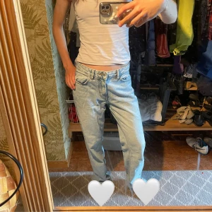Straight Ljusblå Low Waist Jeans  - Säljer ett par ljusblå jeans från Gina Tricot i rak modell. Klassisk femficksdesign, normal passform och låg midja. Jeansen har snygg tvättad look och är tillverkade i mjukt denimtyg 💕