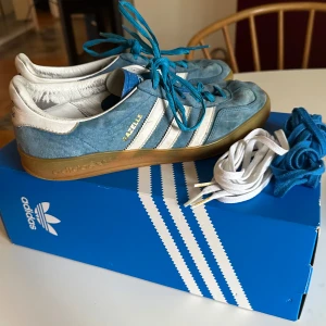 Adidas Gazelle blå 41 1/3 skor sneakers  - Fina Gazelle i skönt vintage skick precis som man vill ha de. Inga defekter eller skador! Storlek 41 1/3. Kan mötas i Stockhom eller skickas! ;-)
