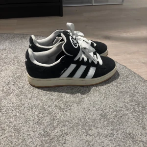 Adidas campus  - Säljer mina Adidas campus i storlek 42 helt ok skick 