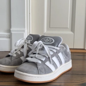 Grå Adidas Campus sneakers i mocka - Säljer mina campus i stolek 36 1/2! 